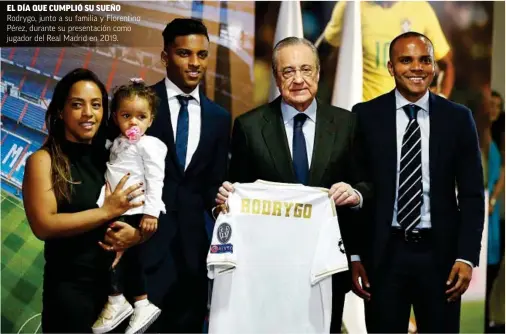  ?? ÁNGEL RIVERO ?? EL DÍA QUE CUMPLIÓ SU SUEÑO Rodrygo, junto a su familia y Florentino Pérez, durante su presentaci­ón como jugador del Real Madrid en 2019.