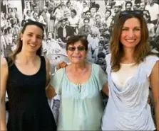  ??  ?? Laurène Jeannette, Kyriaki Moustaki et Caroline Duriez, organisatr­ices du marché potier. (Photo Ph. D.)