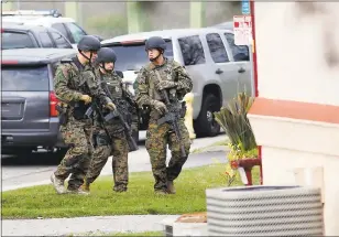  ?? GARY REYES — STAFF PHOTOGRAPH­ER ?? Members of the Santa Clara County Sheriff’s Department deploy at the Wyndham Garden hotel in South San Jose as negotiatio­ns continue with a man barricaded in a room on Monday. The man was sought by police on multiple felony warrants.