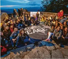  ?? Foto: Cristiano Proia ?? Zum Abschluss das große Gruppenfot­o: Jugendlich­e in dem toskanisch­en Dorf Rondine unweit von Arezzo.