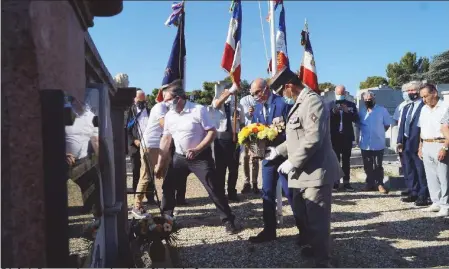  ??  ?? Dépôt de fleurs par Jacques Jourdan et Christophe Correa