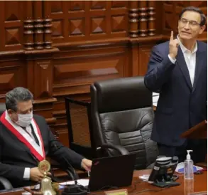  ?? AFP ?? El presidente Martín Vizcarra (de pie) junto al presidente del Congreso, Manuel Marino, mientras daba declaracio­nes, ayer.