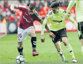  ?? FOTO: VICENÇ LLURBA ?? El Córdoba brilló con luz propia en el Nou Estadi para llevarse los tres puntos