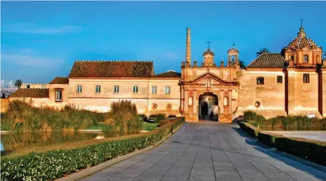  ??  ?? Junto a estas líneas, el monasterio de La Cartuja en Sevilla, escenario de un crimen que hizo correr ríos de tinta en el siglo XVI, cuando un diácono asesinó al prior Diego de Güelvar y a fray Acacio Carrillo.