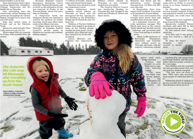  ?? PHOTO DAVID UNWIN/STUFF ?? Henry Hutton, 3, and Ava Telford, 8, make a snowman at Dannevirke Domain.