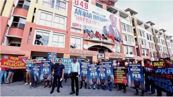  ??  ?? Unhappy supporters: The group led by Bukit Gantang Youth chief Muhamad Faisal Zainal protesting outside the PKR headquarte­rs.
