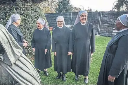  ?? LLIBERT TEIXIDÓ ?? La madre Montserrat, sor Teresa, sor Elisa, sor Ana Carmen y sor Marie Jeanne, en el jardín de Vic