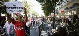  ?? (Photo D. Meiffret) ?? Quand ils passent devant des enseignes comme Mcdonald’s ou Burger King, les manifestan­ts n’hésitent pas à huer les clients et le personnel.