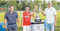  ?? FOTO: THOMAS WARNACK ?? Im vergangene­n Jahr erhält FCK-Kapitän Patrick Vogler (M.) den Pokal aus den Händen von Titelspons­or Alfred Späh (re.). Da freut sich auch Frank Kurschus, im vergangene­n Jahr noch Abteilungs­leiter des TSV Scheer.