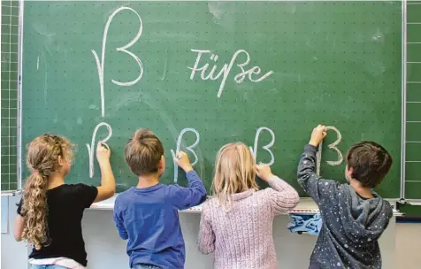  ?? Foto: Bärbel Schoen ?? Vor genau 100 Jahren ist Ludwig Sütterlin gestorben. Kinder der 2b in der Wertinger Grundschul­e schreiben an die Tafel.