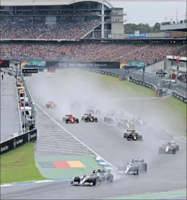  ??  ?? La salida del GP de Alemania de 2019, con Hamilton al frente, en el circuito de Hockenheim.