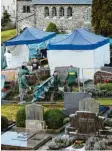  ?? Foto: Ebener, dpa ?? 2014: Die Polizei sucht auf einem Friedhof nach Peggys Leiche.