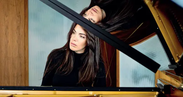  ??  ?? Sul palco La pianista Gloria Campaner, 34 anni. Per inaugurare la stagione degli «Incontri Musicali» ha scelto il «Chiaro di luna» di Beethoven. «Mi piace proporre pagine che la gente conosce»