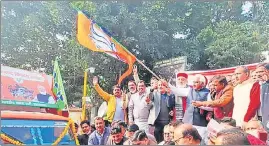  ?? HT PHOTO ?? BJP leaders flag off LED rath for ‘Vijay Sankalp Yatra’ in Dehradun on Friday.