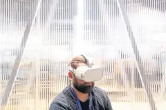  ??  ?? An attendee uses an Oculus Go virtual reality headset during Facebook’s annual F8 developers conference in San Jose, California.