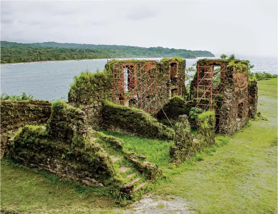  ??  ?? Resulta muy interesant­e visitar en Portobelo sitios como las ruinas de la antigua ciudad.