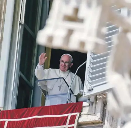  ?? RICCARDO DE LUCA / AP ?? Francisco, ayer en el balcón de la plaza de San Pedro, pidió que cada parroquia acoja refugiados. Las dos del Estado Vaticano harán lo propio con dos familias.