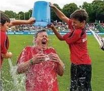  ??  ?? Da war er noch nicht Regierungs­chef: Bodo Ramelow  im Erfurter Stadion bei einer der unvermeidl­ichen Eiswasser-Challenges.
Foto: Holger John