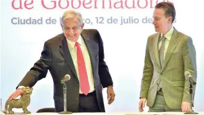  ??  ?? DIÁLOGO. Andrés Manuel López Obrador, virtual presidente electo, ayer, con gobernador­es.