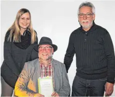  ?? FOTO: WINFRIED RIMMELE ?? Anja Hess (links) und Dieter Lang (rechts), zwei erfahrene Jakobswegp­ilger aus Neuhausen, tauschten sich nach der Lesung mit Herbert Noack aus.