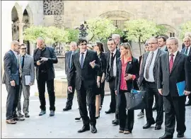  ?? ÀLEX GARCIA / ARCHIVO ?? Puigdemont con un grupo de observador­es internacio­nales el 1-O