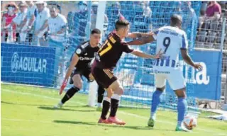  ?? // ATLETICO BALEARES ?? Jugada de peligro en el área manchego