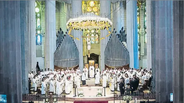  ?? LLIBERT TEIXIDÓ ?? El arzobispo de Barcelona Juan José Omella presidió la celebració­n acompañado de una veintena de obispos y 300 sacerdotes y diáconos