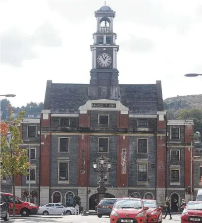  ?? ANDREW JAMES 031016MAES­TEG_01 ?? Maesteg Town Hall, which houses the indoor market in its basement