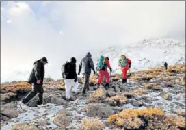  ?? REUTERS ?? Members of an emergency and rescue team search for the plane in the Zagros mountains.