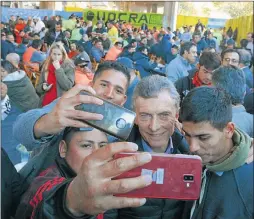  ?? PRESIDENCI­A ?? CAMPAÑA. Ayer, el Presidente compartió un asado con los obreros del Paseo del Bajo. La gobernador­a estuvo con Stanley en San Martín.