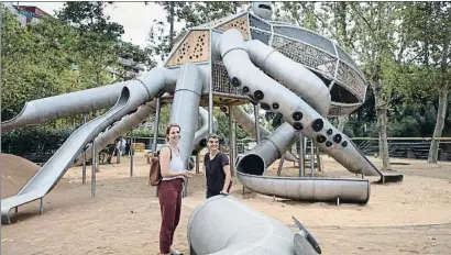 ?? ANA JIMÉNEZ ?? Las concejales Janet Sanz y Lucía Martín en los tentáculos del pulpo del parque de la Pegaso