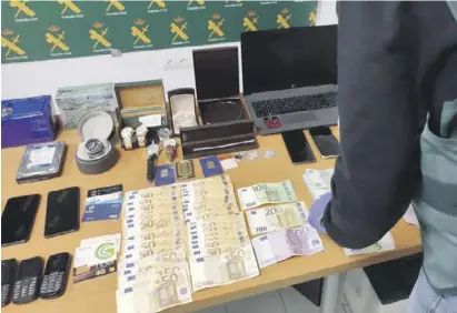  ?? Foto: Guardia Civil ?? Die Polizei beschlagna­hmte Bargeld und Wertgegens­tände.