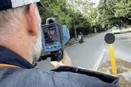  ?? (foto Barsoum/ LaPresse) ?? Un agente della Municipale utilizza uno dei nuovi autovelox, in questo caso su uno scooter
