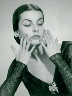  ??  ?? Faux ongles en palladium et diamants, brevet déposé par Mellerio en 1953.