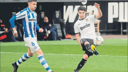  ?? FOTO: EFE ?? Carlos Soler confía en sorprender al Barça este domingo como ya lo hizo el Valencia en el Camp Nou, donde empató en la primera vuelta