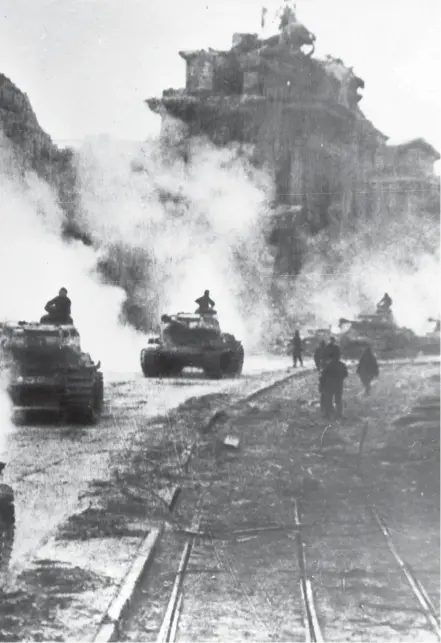  ?? ARKIVBILD: APN ?? Sovjetunio­nens Röda Armén åker genom Tyskland för slutstride­n i andra världskrig­et 1945. Arkivbild.