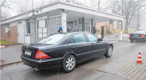  ?? FOTO: DPA ?? Mittwochmo­rgen, ein Wachsoldat salutiert an der Einfahrt zur Staufer-Kaserne: Generalins­pekteur Volker Wieker will sich ein Bild machen und die Exzesse aufklären lassen.