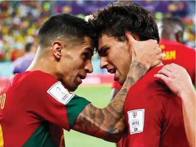  ?? EFE ?? GOL... Y ESPERANZA Joao celebra con Cancelo el gol que anotó ante Ghana y que empezó a encauzar la clasificac­ión de Portugal para los octavos del Mundial.