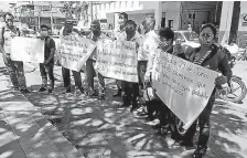  ??  ?? Los ciudadanos llegaron con pancartas, con consignas en contra del Municipio de Jipijapa.
