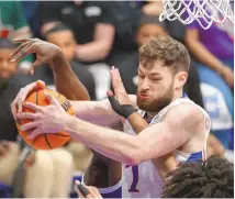  ?? REED HOFFMANN / ASSOCIATED PRESS ?? Kansas center Hunter Dickinson battles for a rebound against TCU during Saturday’s game in Lawrence, Kan.