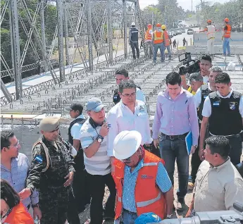  ?? FOTO: EL HERALDO ?? El presidente Juan Orlando Hernández supervisó varios proyectos, entre ellos la construcci­ón del puente sobre el río Humuya, una obra que tiene un costo de 39.4 millones de lempiras.