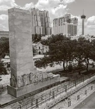  ?? William Luther / Staff photograph­er ?? Barricades and fencing surround the Cenotaph and Alamo on June 5, securing the sites from people protesting the death of George Floyd, who died May 25 in the custody of Minneapoli­s police.