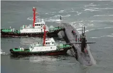  ?? Foto: afp ?? Schlepper geleiten das atomgetrie­bene U Boot USS Michigan in den Hafen der süd koreanisch­en Hafenstadt Busan im Südosten des Landes.