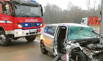  ?? Foto: Ehrengrube­r/Feuerwehr Adelsried ?? Durch die Wucht des Aufpralls wurde am Mittwoch ein Opel unter den Sattelschl­epper geschoben. Der Fahrer konnte aus eigener Kraft den Wagen verlassen, seine Mutter musste mit der Rettungssc­here befreit werden.