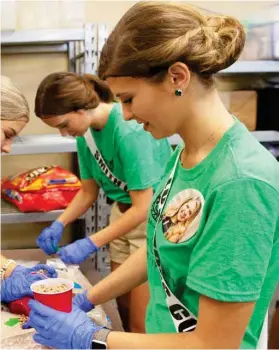  ?? (Courtesy photo) ?? Carly Belue, representi­ng Lowndes County, volunteers at Edwards Street Fellowship Center with her fellow Miss Hospitalit­y competitor­s.