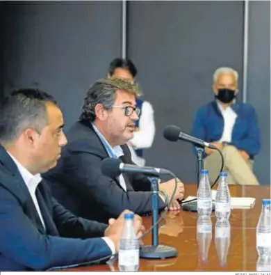  ?? MIGUEL ÁNGEL SALAS ?? González Calvo acompaña a Germán Crespo, con los responsabl­es deportivos del club al fondo de la imagen.