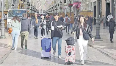  ?? JAVIER ALBIÑANA ?? Turistas en la calle Larios.