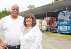  ?? FOTO: LENA MÜSSIGMANN ?? Rolf und Erika Vogt vor den aufgereiht­en Fahrzeugen, mit denen sie auf Volksfeste fahren würden. Doch dieses Jahr ist alles anders.