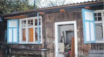  ?? FOTOS: MAIKE DAUB ?? Die Tür zu der Hütte ist komplett zerstört.