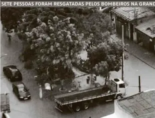  ??  ?? Veículos ficam presos em alagamento nas ruas do Jardim Rochdale, em Osasco, uma das cidades da Grande São Paulo mais castigadas pelo temporal de ontem